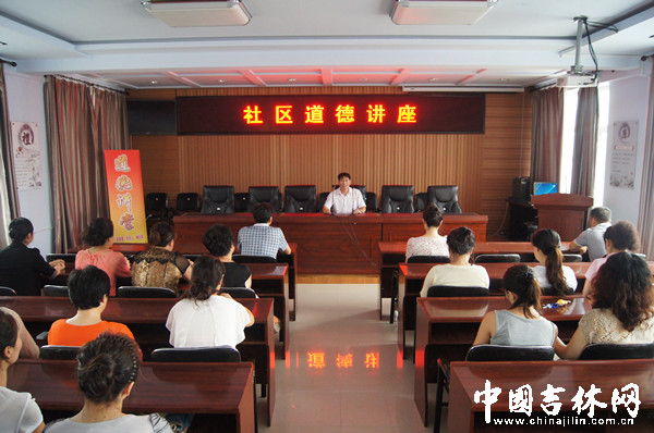 2013年6月祥安社区举办了居民道德讲座.jpg